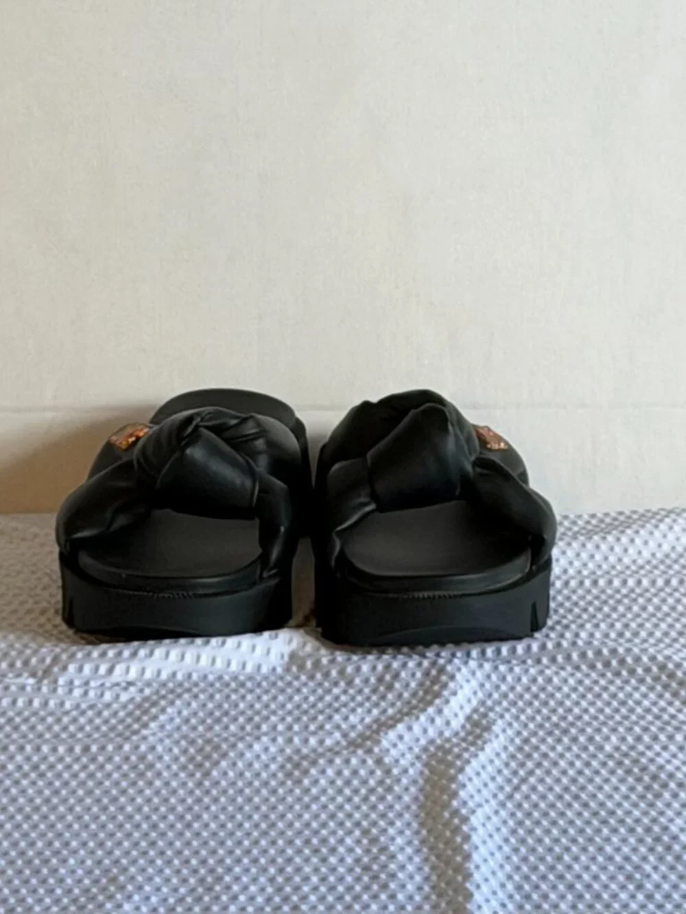 *NWOT* Juicy Couture Black ‘Knotted Bow’ Flip Flop Sandals*